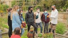 Un agent agricole montre à plusieurs animateurs une fleurs à récolter