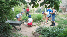 5 enfants et une animatrice jardinent au jardin des sens