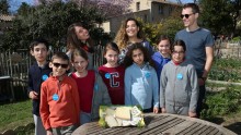 Un groupe d'enfants montre les fromage qu'ils ont achetés