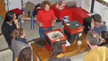 des agents autour des vermicomposteurs
