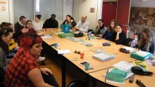 13 agents autour d'une table échangent sur le tri sélectif