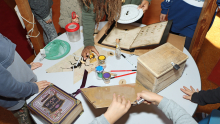 cadenas, boites loupe, puzzle de fourmis, épuisettes... le contenu de la malle Insektogame