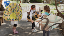3 enfant montre leur costume : paon, papillon et vache