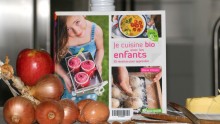 Livre avec des ingrédients de cuisine