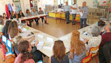 une vingtaine de participants dans une salle écoutent assis les 3 intervenants parler de leur projet de lutte contre le gaspillage alimentaire 
