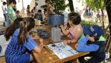 des enfants tiennent un stand sur le zootrope