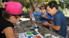 Des enfants font des expériences avec une bougie
