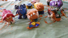 7 moutons en argileréalisés par des enfants