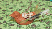 oiseau en argile avec des fleurs et des feuilles