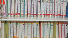 une bibliotheque contenant des boîtes contenant différents outils pédagogiques
