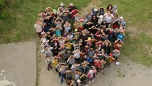 des enfants se rassemblent pour former un coeur vu du ciel