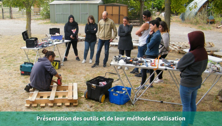 des agents observent quelqu'un qui dévisse des palettes