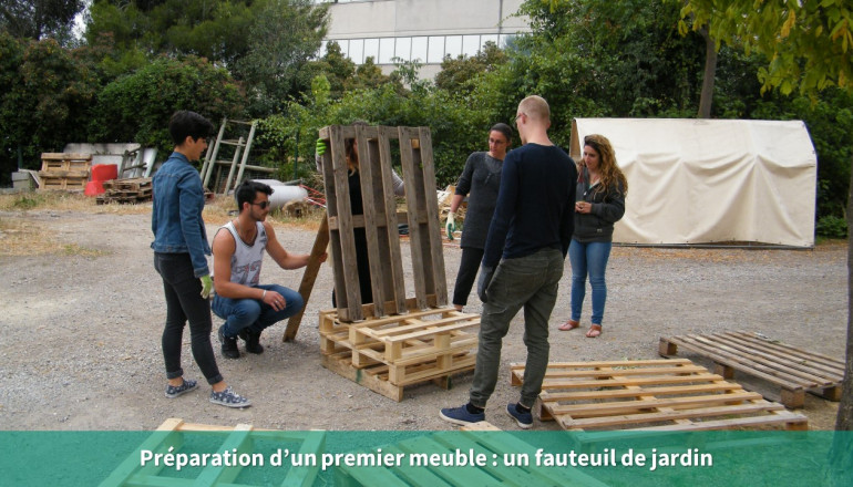 des agents fabriquent un fauteuil de jardin