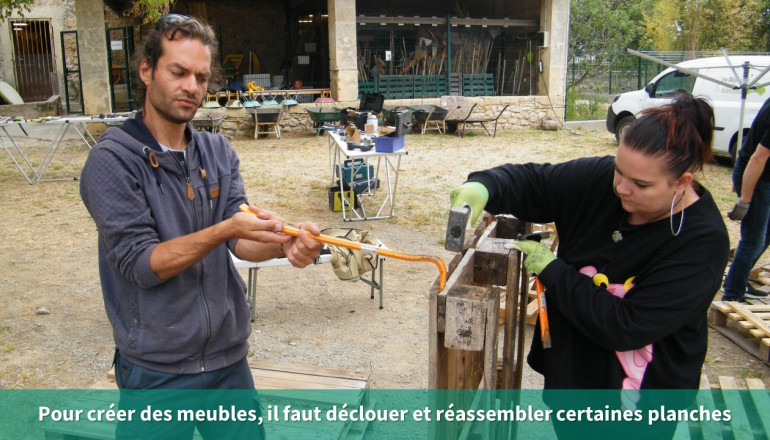 deux agents déclouent et réassemblent des planches