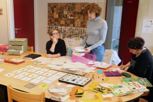 Une animatrice présente des outils pédagogiques d'éducation à l'environnement à des agents communaux.