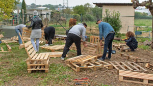 un groupe d'adultes avec des palettes au sol